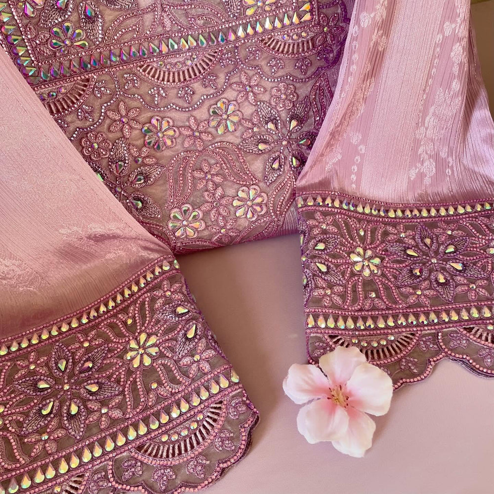 Détail de broderie de cristaux cousus main sur un mukhawar Jawhara